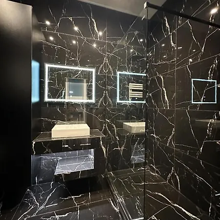 V21 Luxury * Budapešť