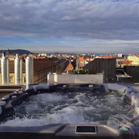 360 Panorama • Rooftop Jacuzzi • Downtown
