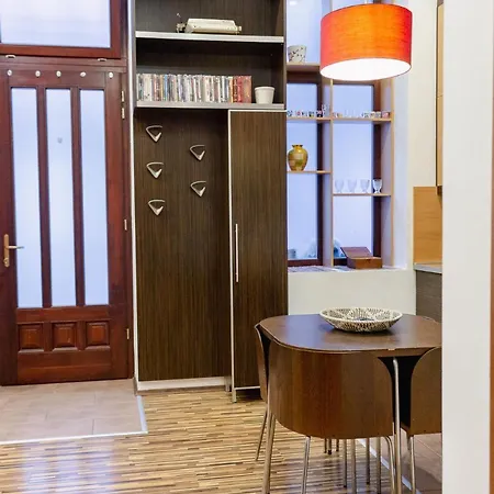 Cosy Nest Close To Blaha Sqr Apartment