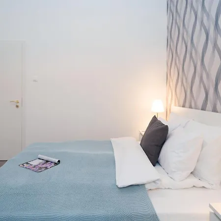 Stylish New With View On New York Palace Apartament