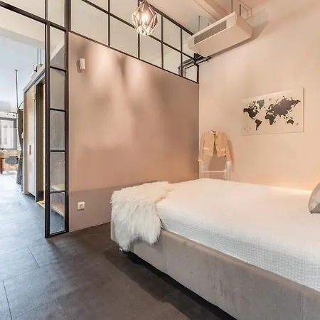 Apartment Heart Of Center With Ac/super Bright !! *