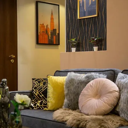 Stylish Quentin In The King Street Apartment *