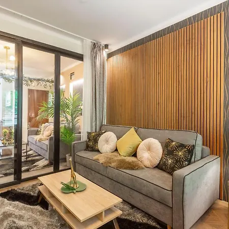 Stylish Quentin In The King Street Apartment