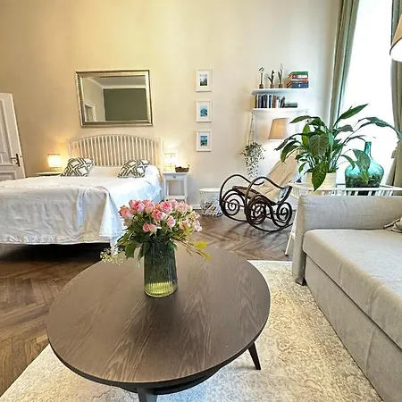 The Spot With Chair - Cozy Space Near Danube Apartment *