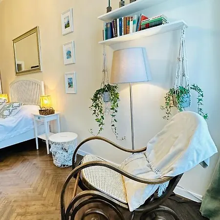 The Spot With Chair - Cozy Space Near Danube Apartment *