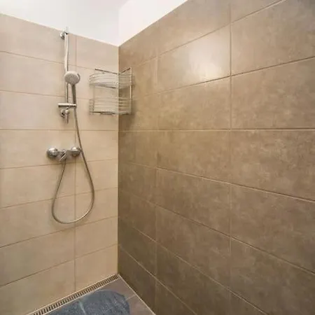 Grace Pine 1 Apartment *