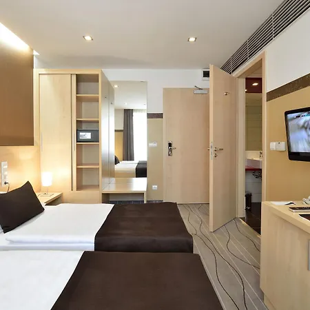 Promenade Hotel 3*