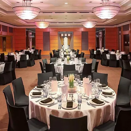 Sofitel Chain Bridge מלון 5*