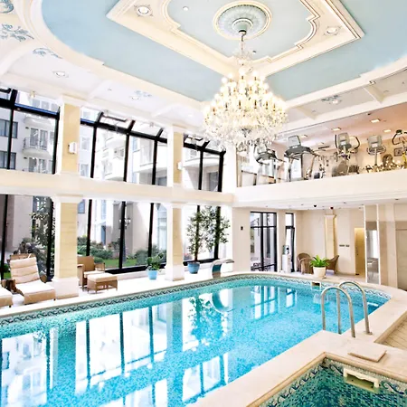 Queen's Court & Otel