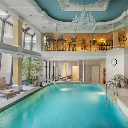 Otel Queen's Court &
