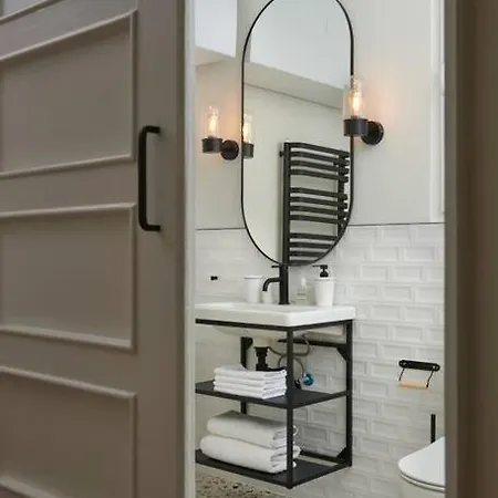 Scandinavian Art 3-bdr Apartment