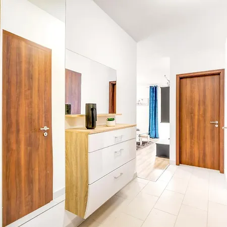 Apartment Modern With Free Garage And Balcony In The Downtown *