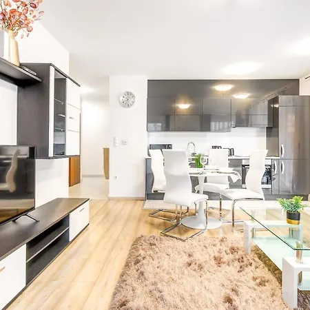 Modern With Free Garage And Balcony In The Downtown *