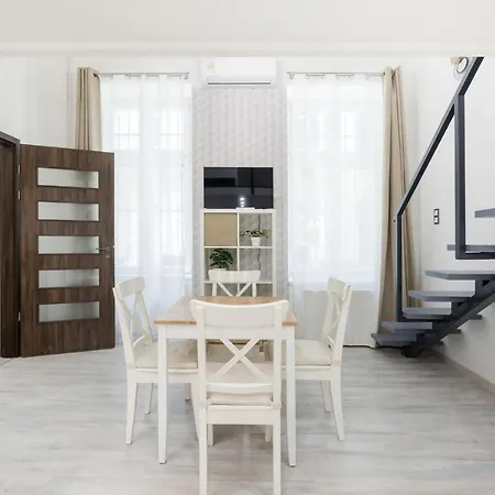 Mirror Apartment *