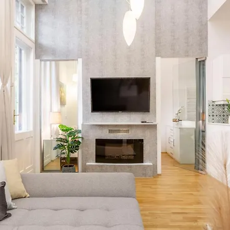 Luxurious & Spacious Downtown In Liszt Ferenc Square Apartment