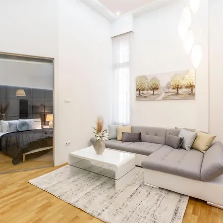Luxurious & Spacious Downtown In Liszt Ferenc Square Apartment Budapest