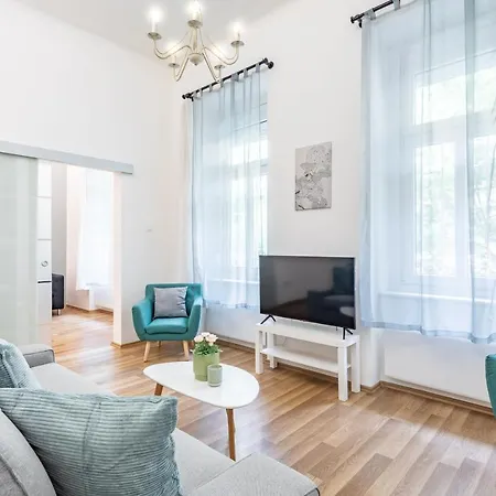 Comfy And Bright In The Center Apartment