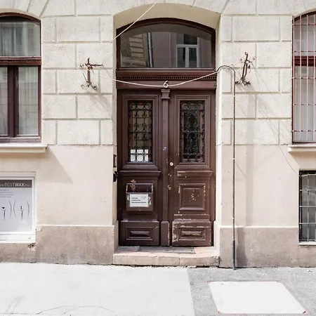 Two-bedroom Next To Music Academy Budapest