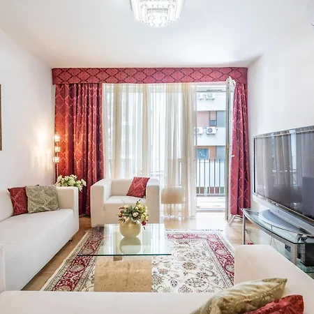Apartment Homey With Ac And Balcony