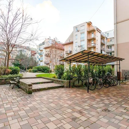 Tranquil With Free Parking And Garden Connection In The Downtown Appartement *