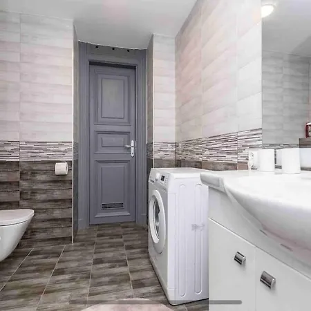 D3 Basilica Luxury Spacious Free Parking For 1 Car Apartment