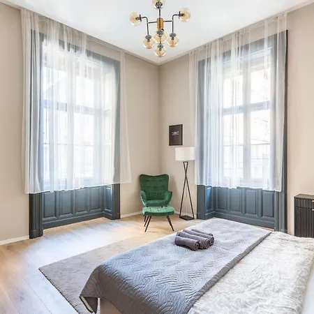 Apartment Luxurious & Spacious In The Kertesz Street *