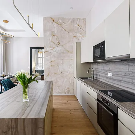 Luxurious & Spacious In The Kertesz Street