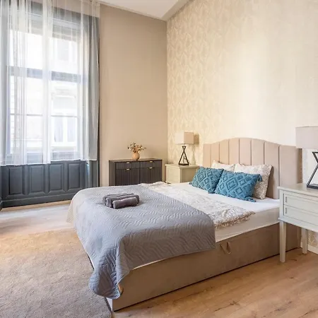 Luxurious & Spacious In The Kertesz Street *