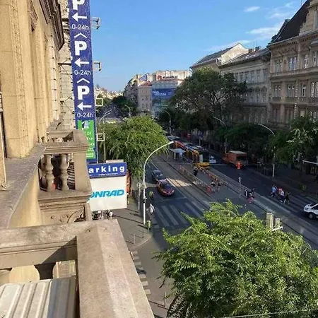 Apartment Oktogon Spacious Ac Balcony