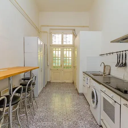 Oktogon Spacious Ac Balcony Apartment