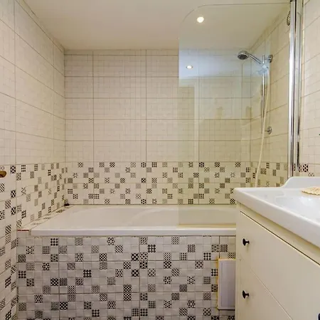 Oktogon Spacious Ac Balcony *