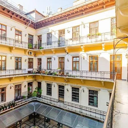 Oktogon Spacious Ac Balcony * Budapest