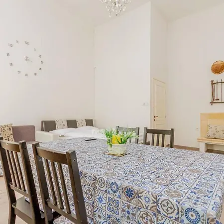 Oktogon Spacious Ac Balcony Apartment *