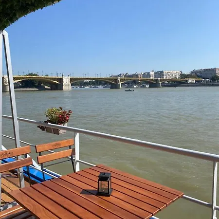 Diana Cruises Úszó hotel *