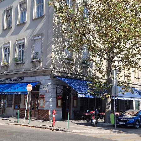 Apartment Halasz 2-bedroom Near Castle, Free Public Parking Nearby