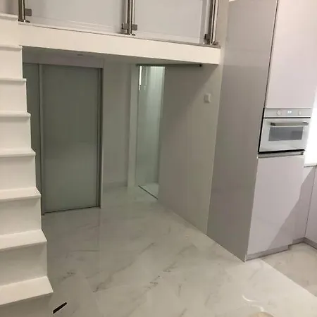 Colton West Deluxe * Budapešť