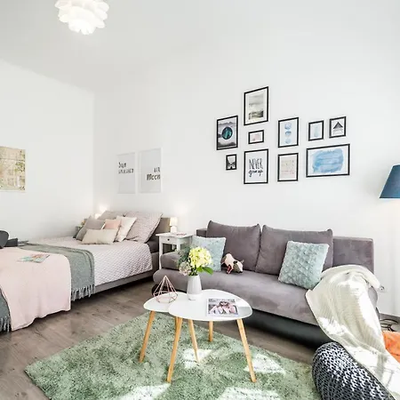 Apartment Sun-splashed Retreat In The Heart Of A Vibrant Quarter