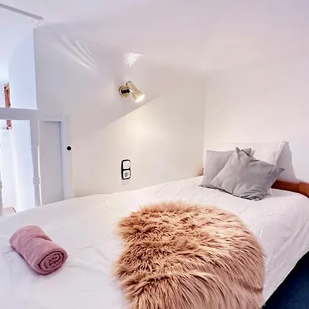 Homestay Jozsef 18 - 5 Mins To New York Cafe *