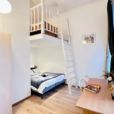Jozsef 18 - 5 Mins To New York Cafe Homestay