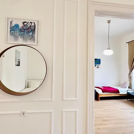 Jozsef 18 - 5 Mins To New York Cafe Homestay