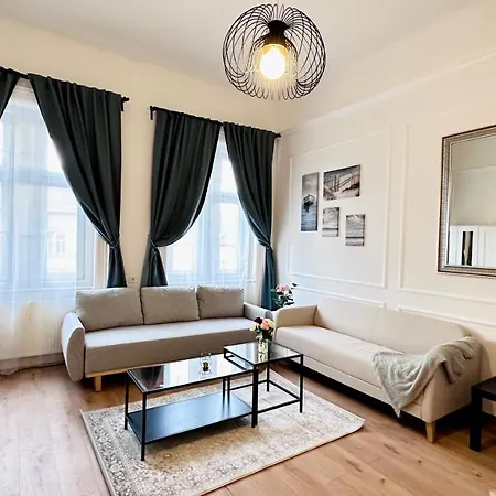 Jozsef 18 - 5 Mins To New York Cafe Homestay *