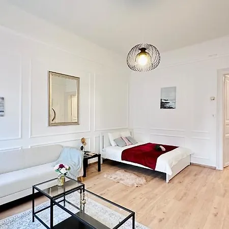 Homestay Jozsef 18 - 5 Mins To New York Cafe *