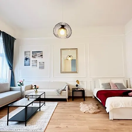 Jozsef 18 - 5 Mins To New York Cafe Homestay *