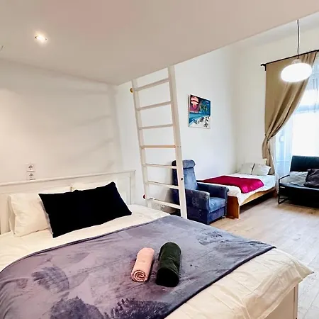 Jozsef 18 - 5 Mins To New York Cafe Homestay Budapest