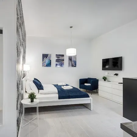 Modern In Authentic Area Apartment *