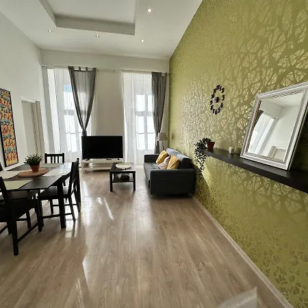 Apartment The Great Cosiness In Rakoczi Square Budapest