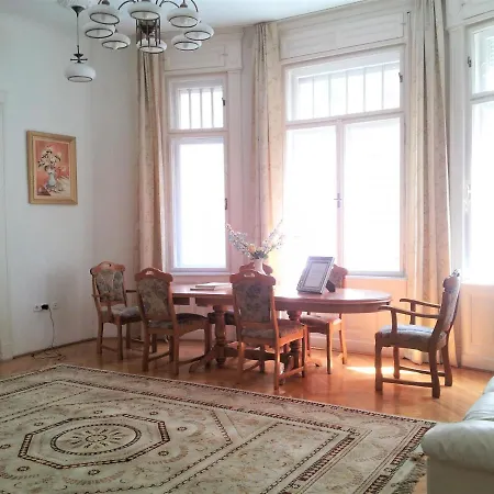 Elegance In The Heart Apartment Budapest