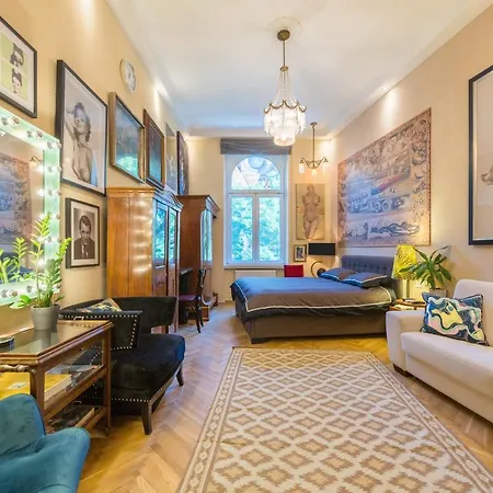 Venus - The Actor's Den Apartment