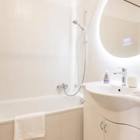 Cozy In The Heart Of With Terrace And Tub Apartment
