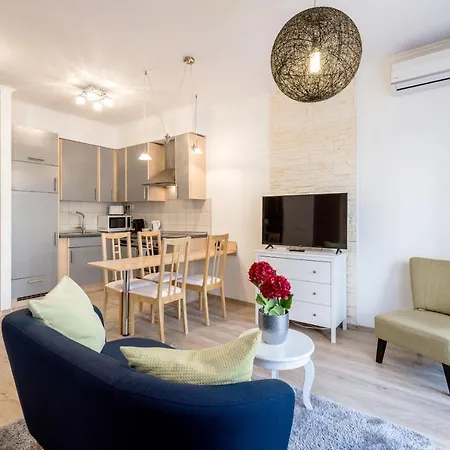 Cozy In The Heart Of With Terrace And Tub Apartment *
